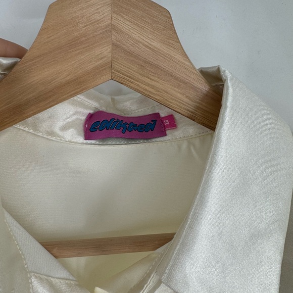 NEW Edikted Top Cropped Satin Button Down Top w/ Fuzzy Feather Cuffs Cream XSM - Picture 4 of 6